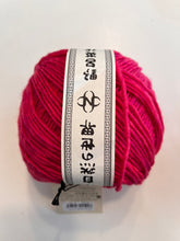Laden Sie das Bild in den Galerie-Viewer, Noro Yarn  Malvinas , 100% Wool, 150g